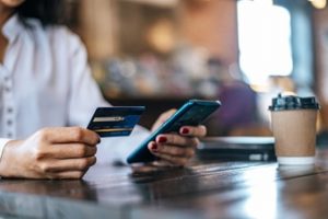 payer-marchandises-par-carte-credit-via-smartphone-dans-cafe